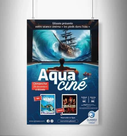 Affiche Aqua Ciné sur un panneau, avec un visuel de cinéma au bord de l’eau