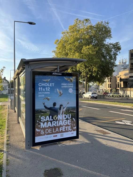 Affiche du Salon du Mariage et de la Fête 2025 sur un panneau dans une rue de Cholet